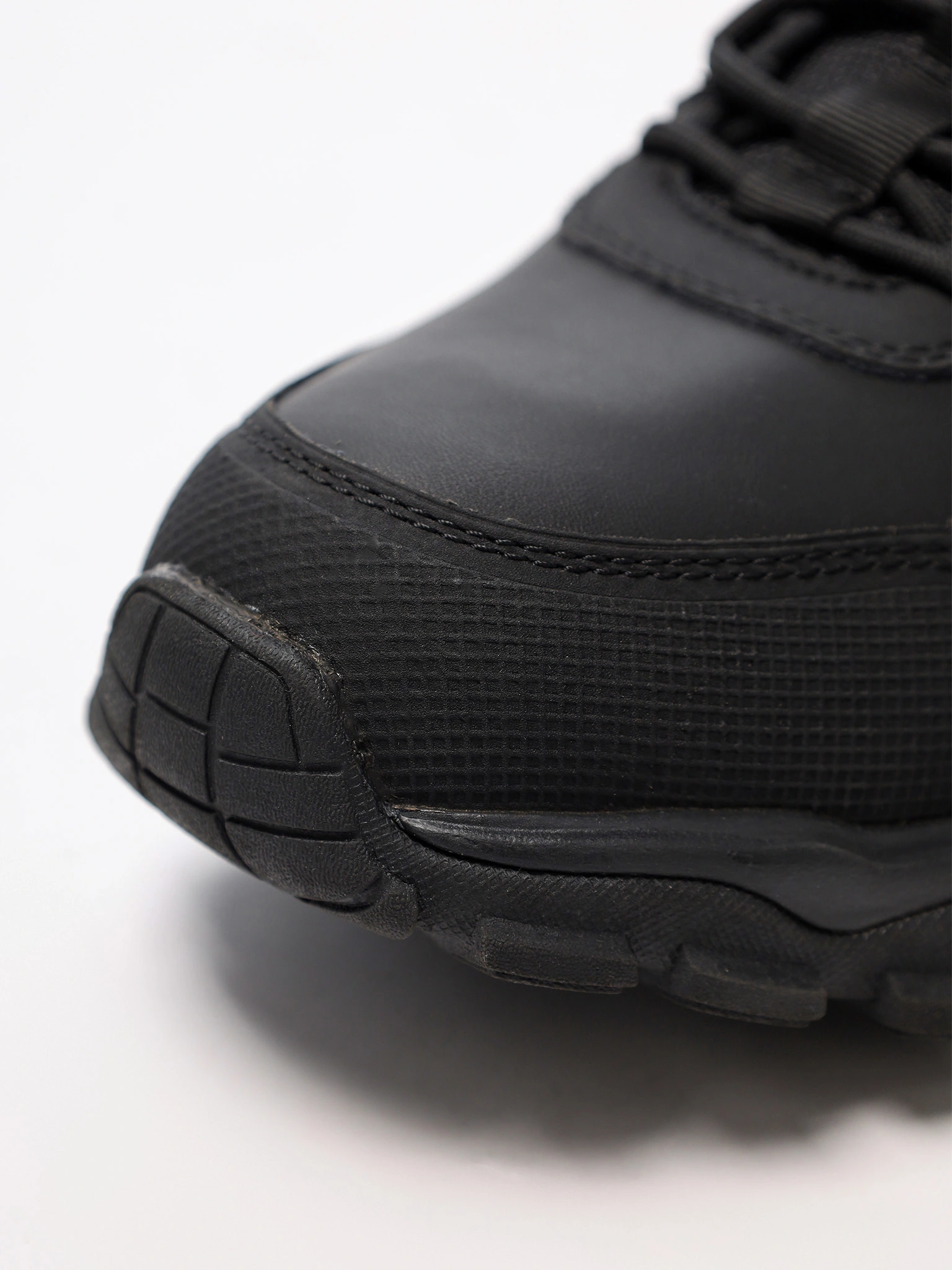 Кроссовки черного цвета комбинированные на средней объемной подошве